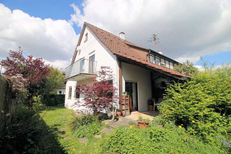 Doppelhaushälfte mit Terrasse, Balkon und sonnigem Garten in ruhiger Lage