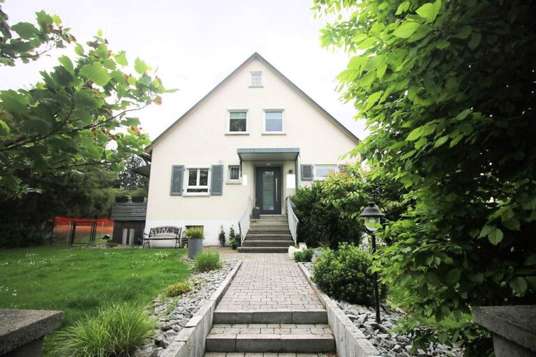 Einfamilienhaus mit Garage, großer Terrasse, Balkon und großem Garten