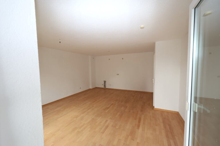 2-Zimmer-Wohnung mit großem Balkon und Pkw-Stellplatz