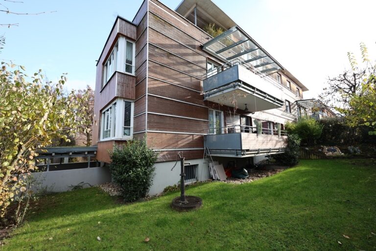 Gepflegte 4-Zimmer-Erdgeschosswohnung mit großem Balkon und Tiefgaragenbox