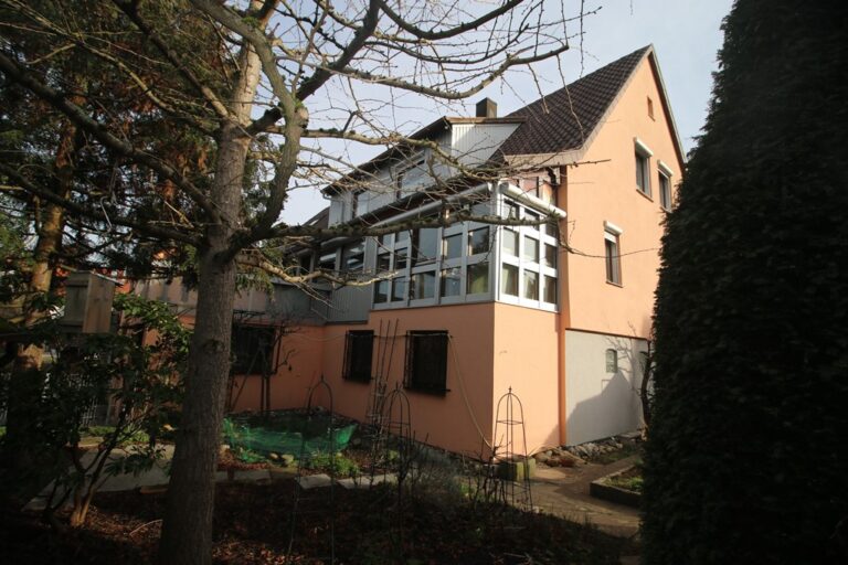 Doppelhaushälfte mit Garage, Wintergarten und schönem Garten