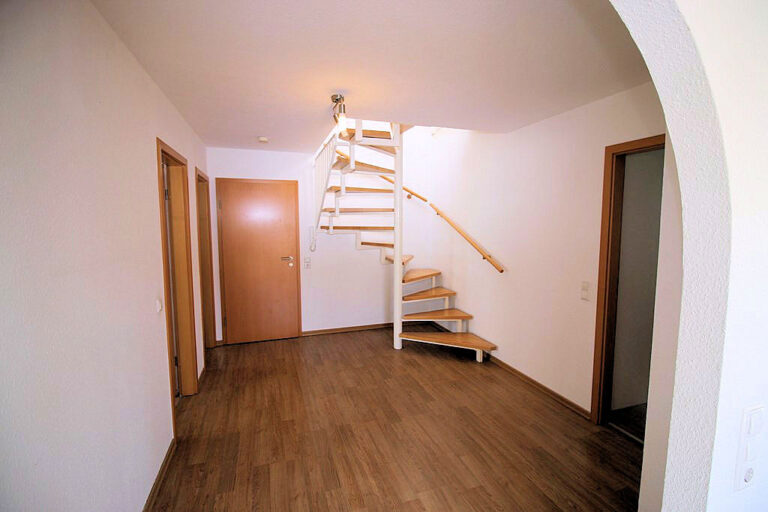 Moderne 2,5-Zimmer-Maisonette-Wohnung mit Studio und Tiefgaragenstellplatz