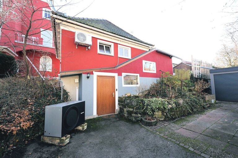 Charmantes kleines Haus mit Wintergarten, Garten und Garage