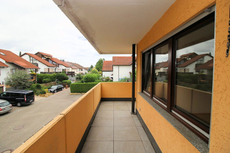 2,5-Zimmer-Wohnung mit großem Balkon und Carport