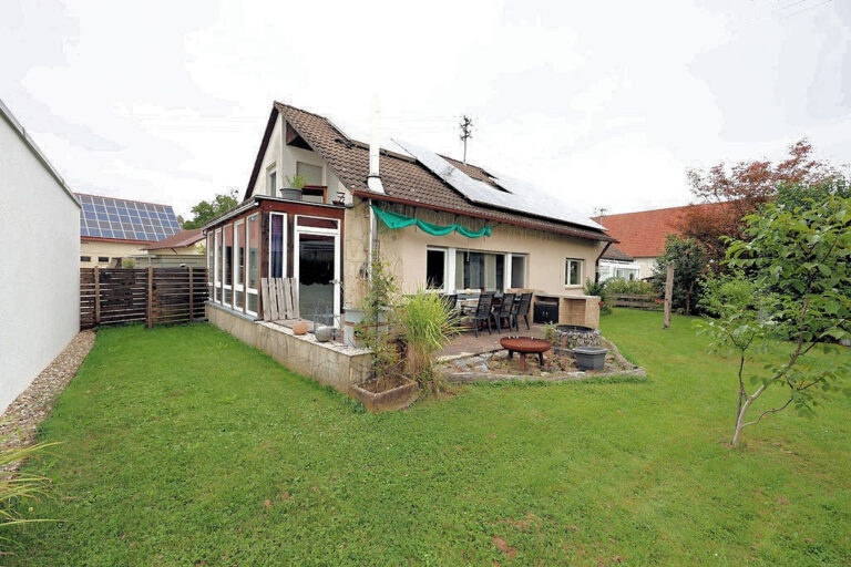 Schönes Einfamilienhaus mit Garage und großem Garten