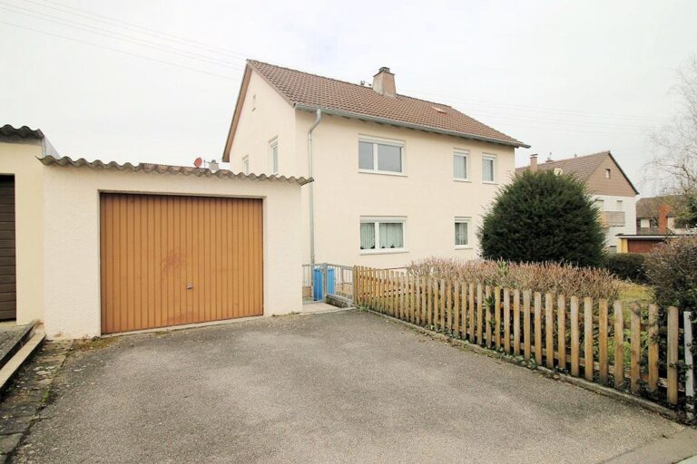 Einfamilienhaus mit Garage und großem Garten in Freiberg